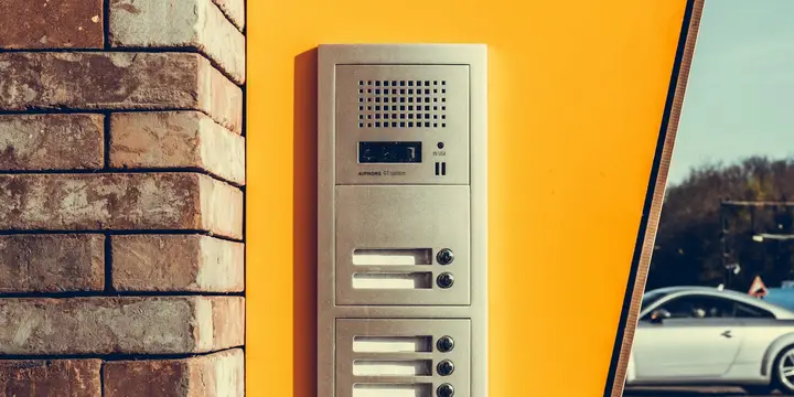 Klingel- und Sprechanlage aus Edelstahl an einer Hauswand mit Klinkerfassade